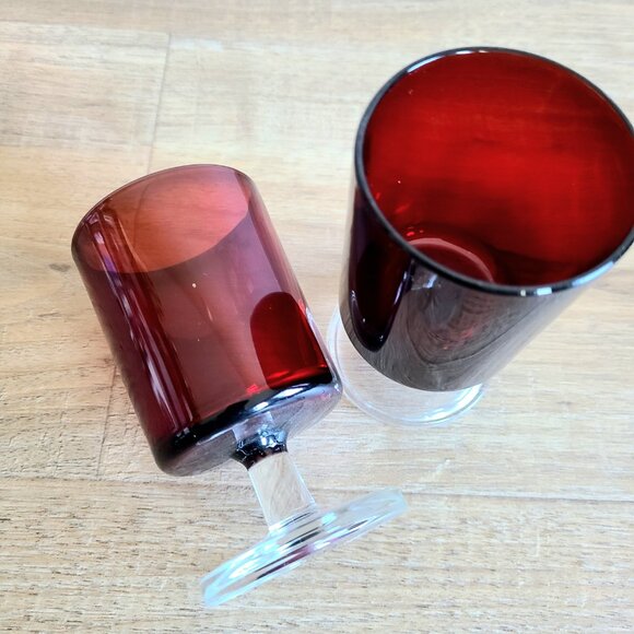 Set of 2 ruby red glass goblets France. Retro kitchen. Footed red wine glasses. - Picture 3 of 5
